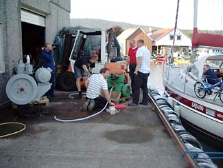 Reparatur am Schiffsdiesel